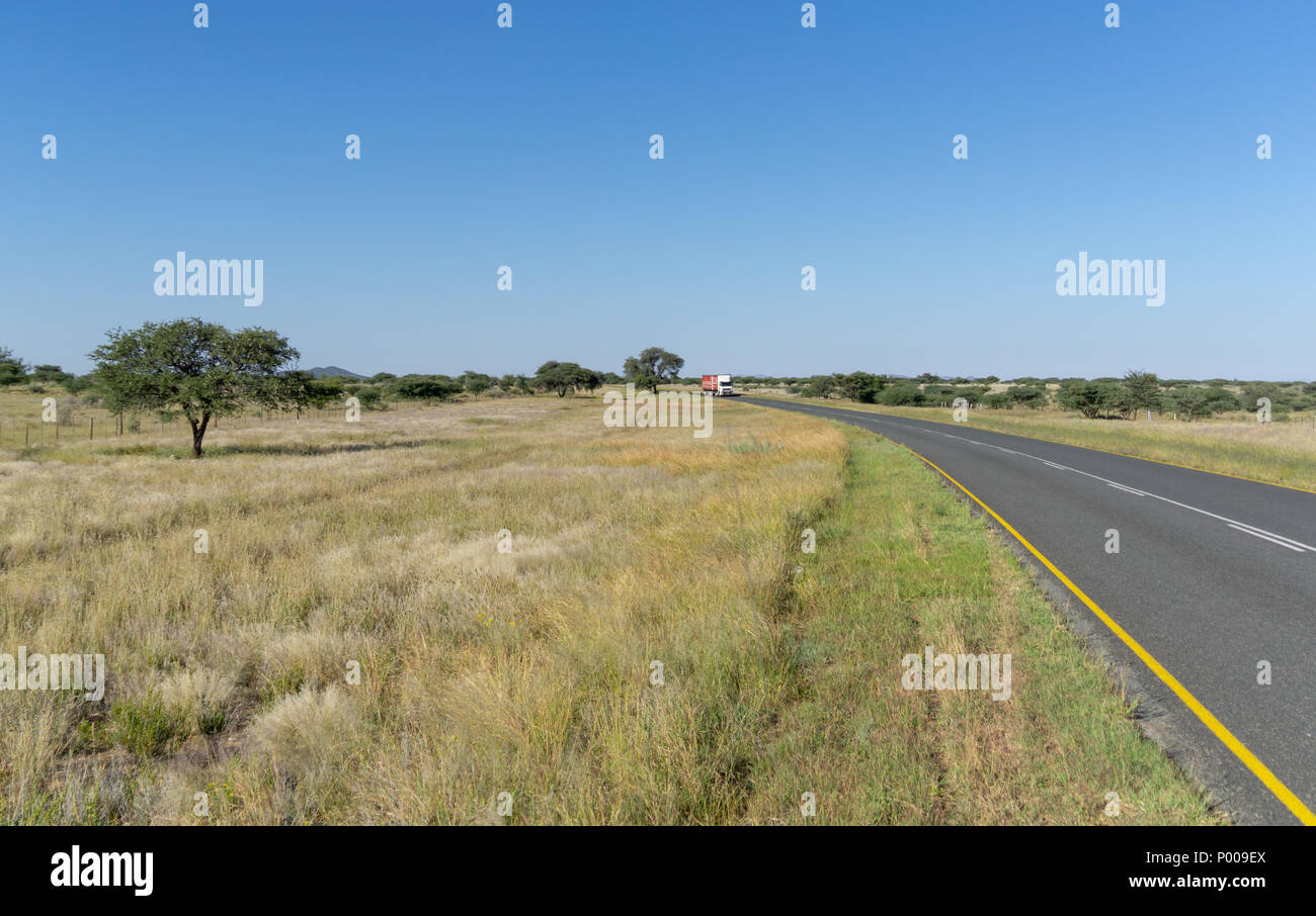Reisen sie durch sanfte Landschaften und scheinbar nie endenden namibischen Straßen Stockfoto