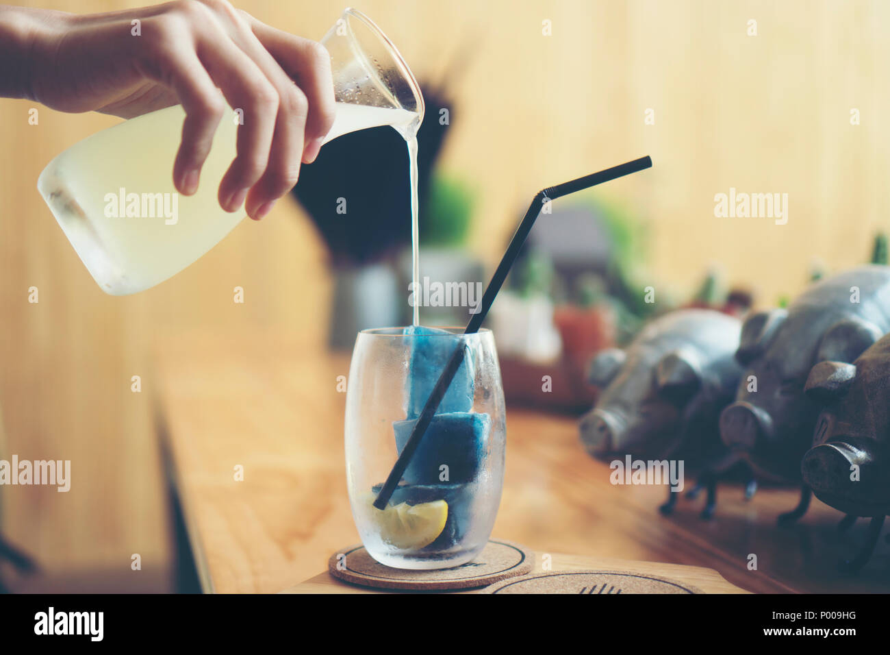 Blau Kraut und Zitrone Wasser mit Eis Stockfoto