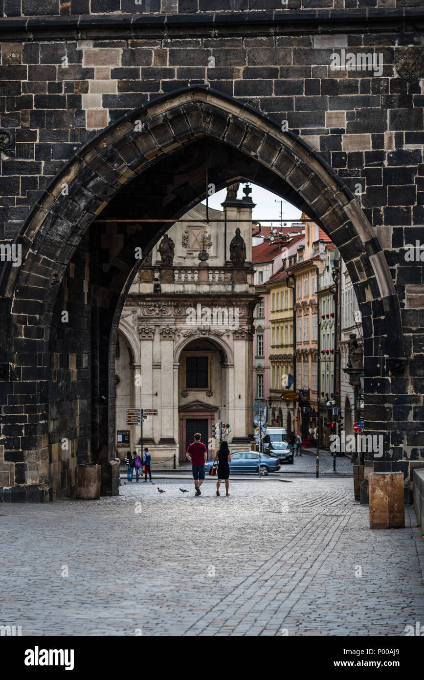 Prag, Tschechische Republik - 21 August 2017: Bogen, den Altstädter Brückenturm an der Karlsbrücke bei Sonnenaufgang Stockfoto