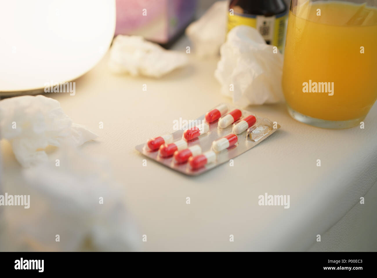 Pillen und Antibiotika am Nachttisch Stockfoto