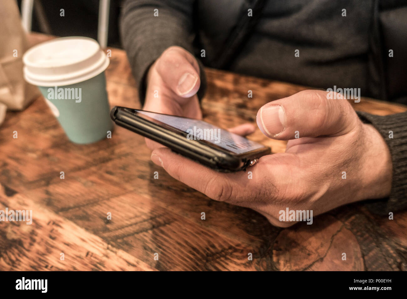 Hände im Coffeeshop Tabelle sms und das Surfen im Internet. Stockfoto