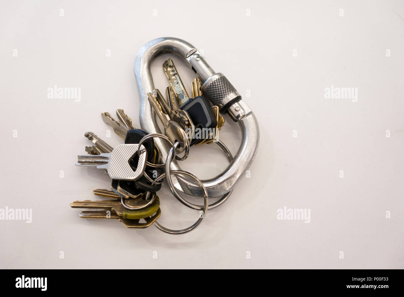 Big metal clip Key Ring auf weißem Hintergrund Stockfoto