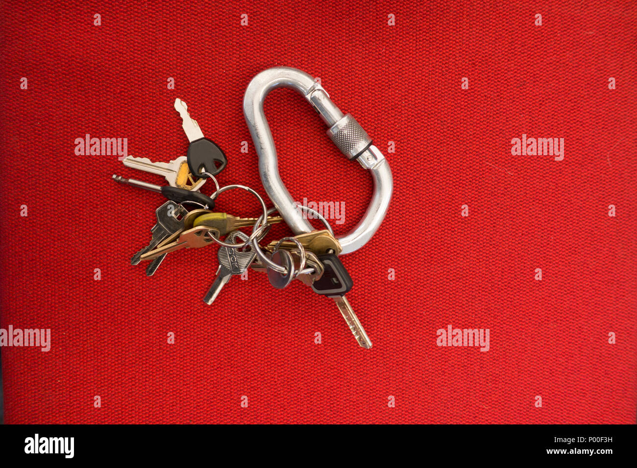 Big metal clip Key Ring auf rotem Tuch Stoff Stockfoto