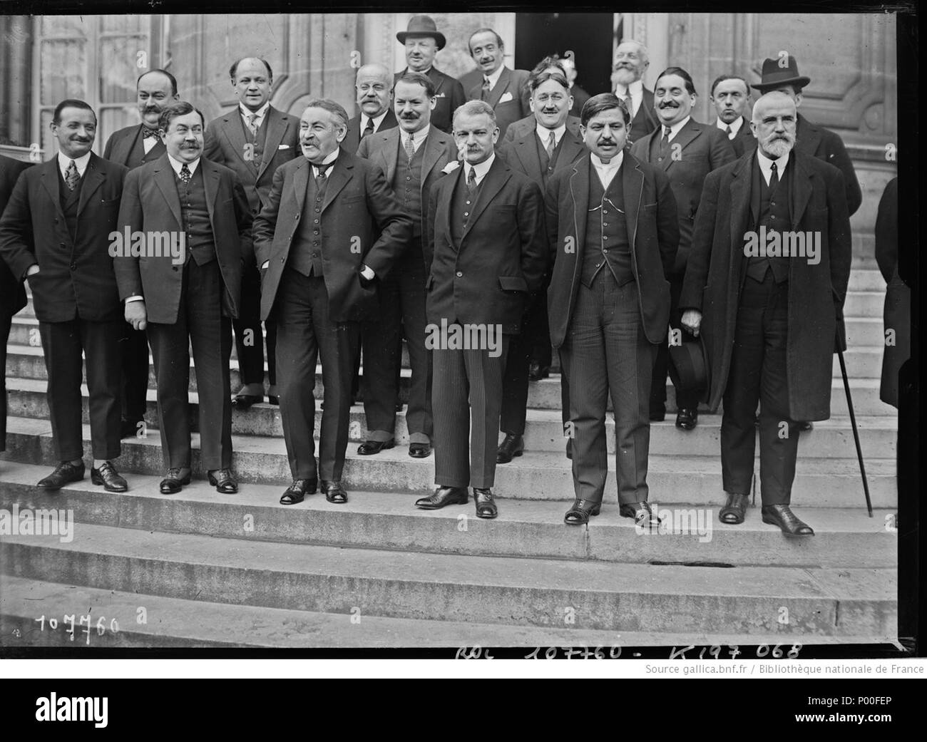 . Français: lNouveau ministere Briand, du 9 mars 1926 (Briand au Centre Premier rang, Pierre Laval devant, 2e en partant de la droite): [/ de presse]/[Agence Rol]. 1926. Agence Rol. Agence photographique (1926) 64 Lle gouvernement Briand du 9 mars 1926 Stockfoto