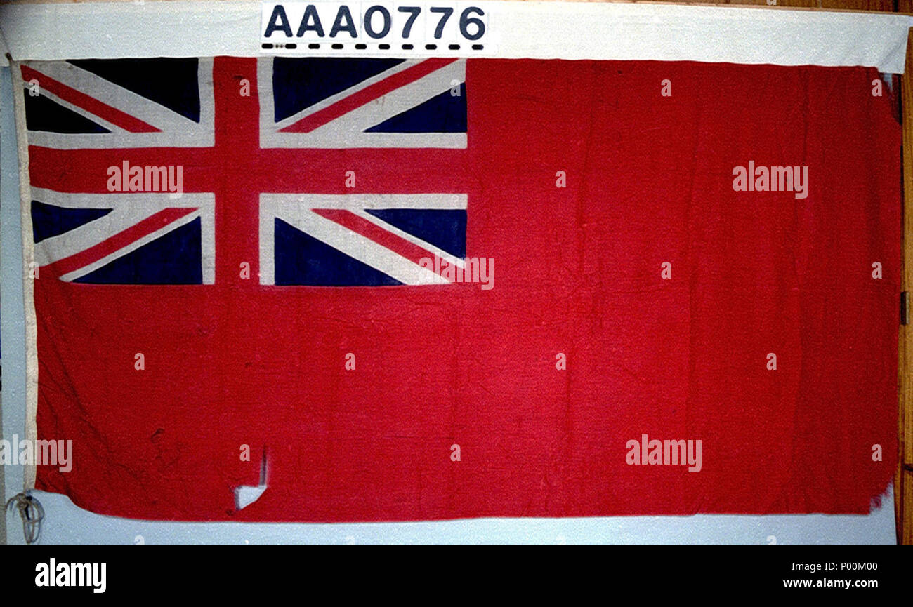 . Englisch: Red Ensign Kaufmann Fähnrich. Wolle Bunting, bedruckt Design, maschinengenäht. An den Beerdigungen der Handelsmarine Kriegsgefangene in deutschen Lagern Marlag und Milag Nord, in der Nähe von Westerinke verwendet. Seil befestigt. . Ca. 1942. Unbekannt 87 Red Ensign RMG RP 24 13 Stockfoto