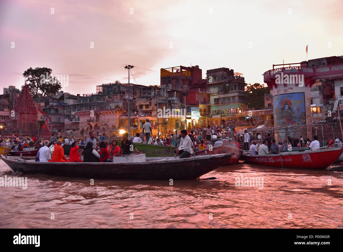 Dashashwamedh Ghat mit Menschen auf dem Boot bei Sonnenuntergang, Varanasi, Indien Stockfoto