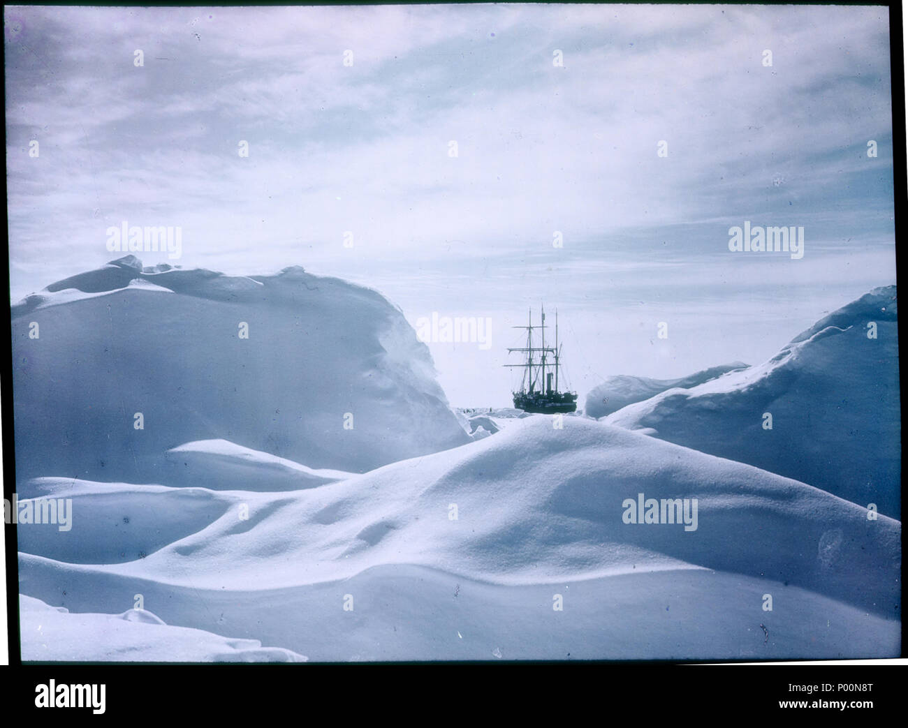 . Englisch: Foto, Blick, zwischen Hängematten von Schnee, der das Schiff "Endurance", die Shackleton Expedition. 6. Januar 2009, 06:38:31. Frank Hurley (1885-1962) Alternative Namen James Francis Hurley Beschreibung Australian Explorer, Fotograf, Fotograf und Fotojournalist Datum der Geburt / Tod 15. Oktober 1885 vom 16. Januar 1962 und 16. Februar 1962 Ort der Geburt / Todes Glebe in Sydney Authority control: Q 958587 VIAF:?:? ISNI 34613489 0000 0001 2127 5183 ULAN:?? n 500123793 LCCN: 85052816 NLA:? 35215102 WorldCat 1 Einblick in die Endurance Shackletons Expedition 1914-1917 Hurley Stockfoto