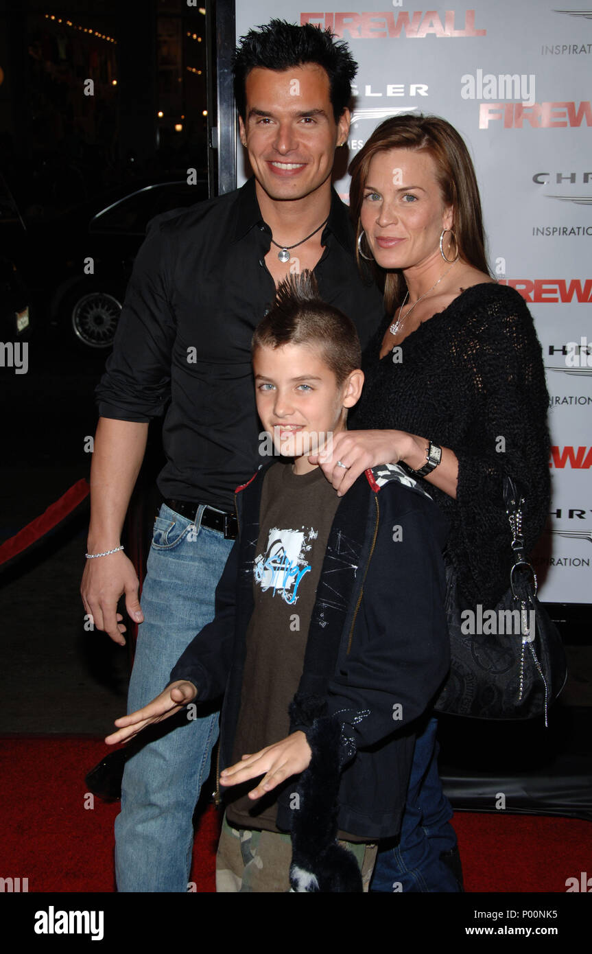 Antonio Sabato Jr mit Sohn Jake Sabato (Sohn von Virginia Madsen und Antonio Sabato Jr) und Freundin Ankommen an der Firewall Premiere auf der Chinese Theatre in Los Angeles. 2. Februar 2006. SabatoJrAnt Sohn 024 Veranstaltung in Hollywood Leben - Kalifornien, Red Carpet Event, USA, Filmindustrie, Prominente, Fotografie, Bestof, Kunst, Kultur und Unterhaltung, prominente Mode, Besten, Hollywood Leben, Event in Hollywood Leben - Kalifornien, Roter Teppich und backstage, Musik Prominente, Topix, Paar, Familie (Mann und Frau) und Kids - Kinder, Brüder und Schwestern anfrage tsuni@Gamma-USA.com, Cr Stockfoto