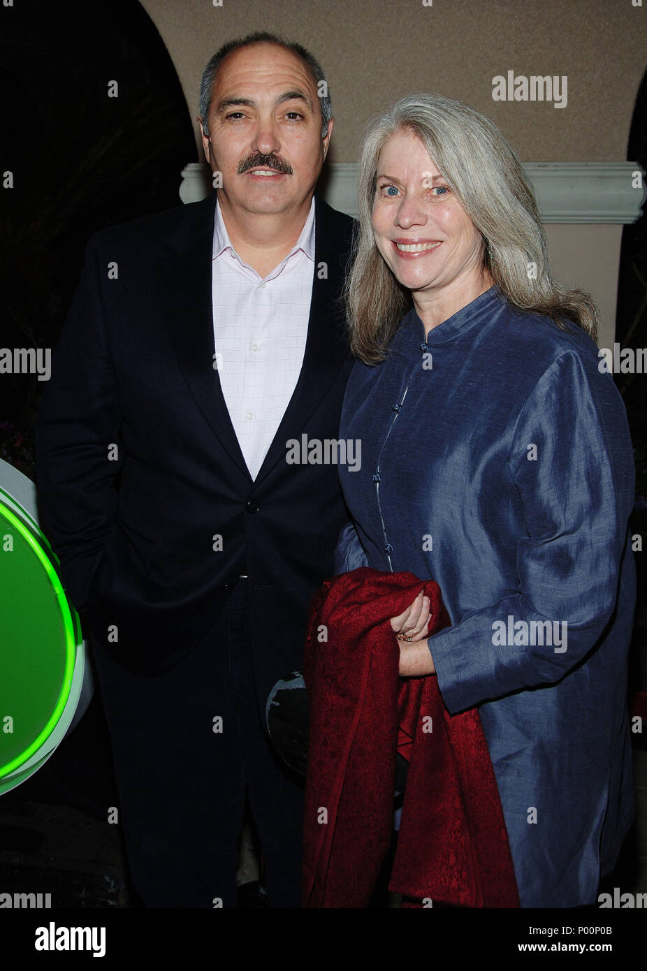 Miguel Sandoval und Frau an der NBC tca Partei bei der Ankunft im Ritz Carlton in Passadena. 22. Januar 2006. SandovalMiguel Frau015 Veranstaltung in Hollywood Leben - Kalifornien, Red Carpet Event, USA, Filmindustrie, Prominente, Fotografie, Bestof, Kunst, Kultur und Unterhaltung, prominente Mode, Besten, Hollywood Leben, Event in Hollywood Leben - Kalifornien, Roter Teppich und backstage, Musik Prominente, Topix, Paar, Familie (Mann und Frau) und Kids - Kinder, Brüder und Schwestern anfrage tsuni@Gamma-USA.com, Kredit Tsuni/USA, 2006 bis 2009 Stockfoto