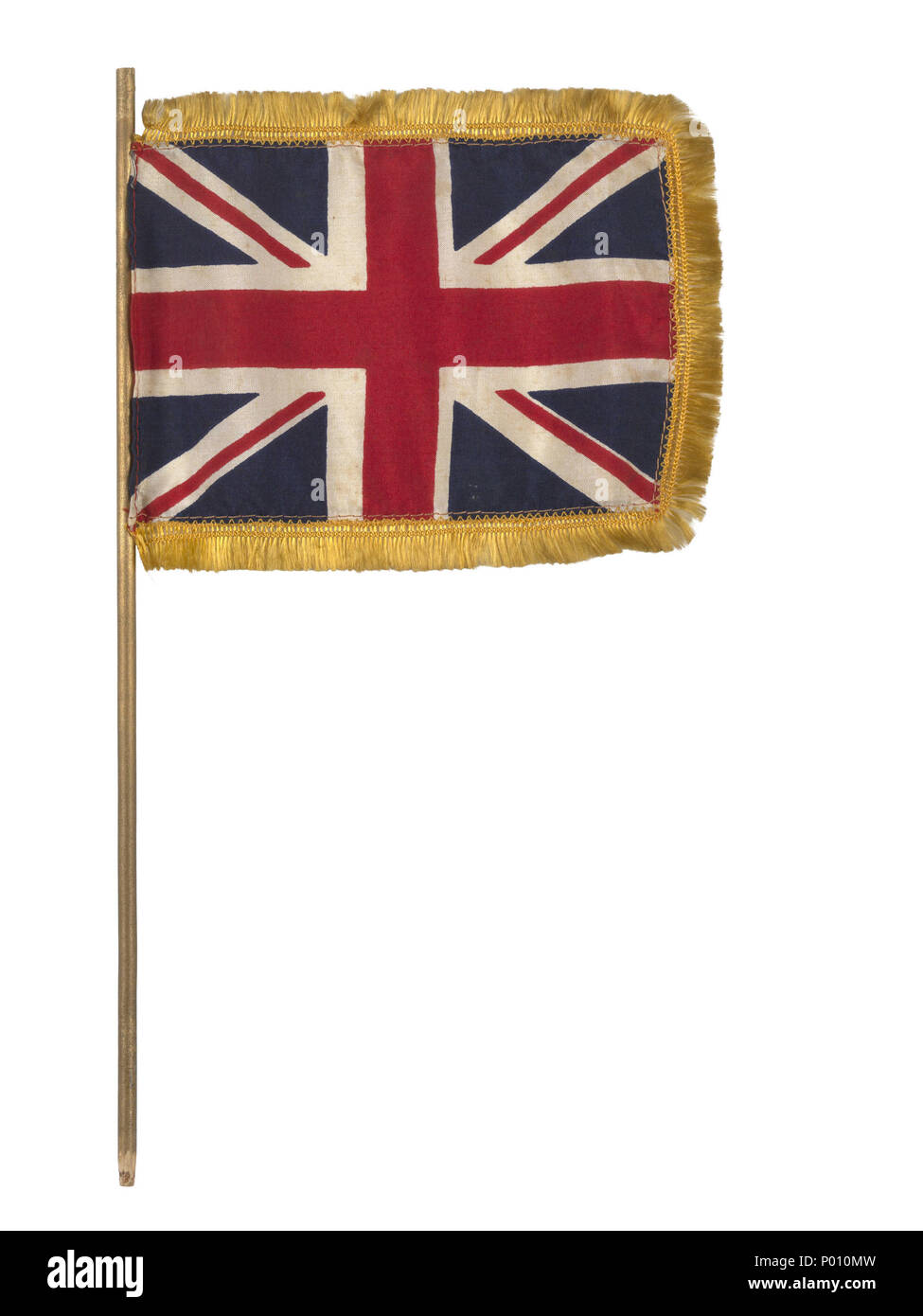 . Englisch: Union Flag (nach 1801) Union Jack Tabelle Flagge. Es synthetischer Stoff ist, Maschine genäht mit dem Design bedruckt auf das Gewebe. Eine gelbe Fringe ist an der Kante angebracht und die Flagge ist an einem Stock befestigt. Eine der Flaggen auf Tabellen zu starten Abendessen für Frachtschiffe für das britische Ministerium für Krieg Transport durch den Todd-Bath Bügeleisen Shipbuilding Corporation, Maine 1942 erbaut. Die Flagge wurde mit anderen Material im Zusammenhang mit der Einführung von "Ocean Stärke' 1942 gespendet. Tabelle Flagge. ca. 1942. Unbekannt 101 Union Flag (nach 1801) RMG-L0087 Stockfoto
