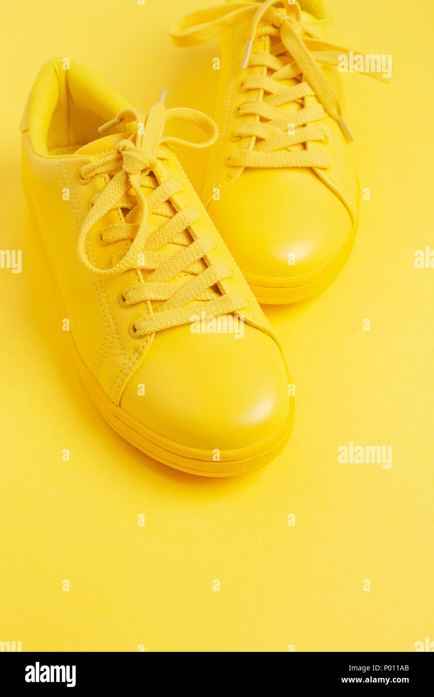 Paar gelbe Schuhe auf gelben Hintergrund. Trendy Sommer Farbe,  Schwarzweiß-Bild. Hipster Konzept. Schuß im Winkel Stockfotografie - Alamy