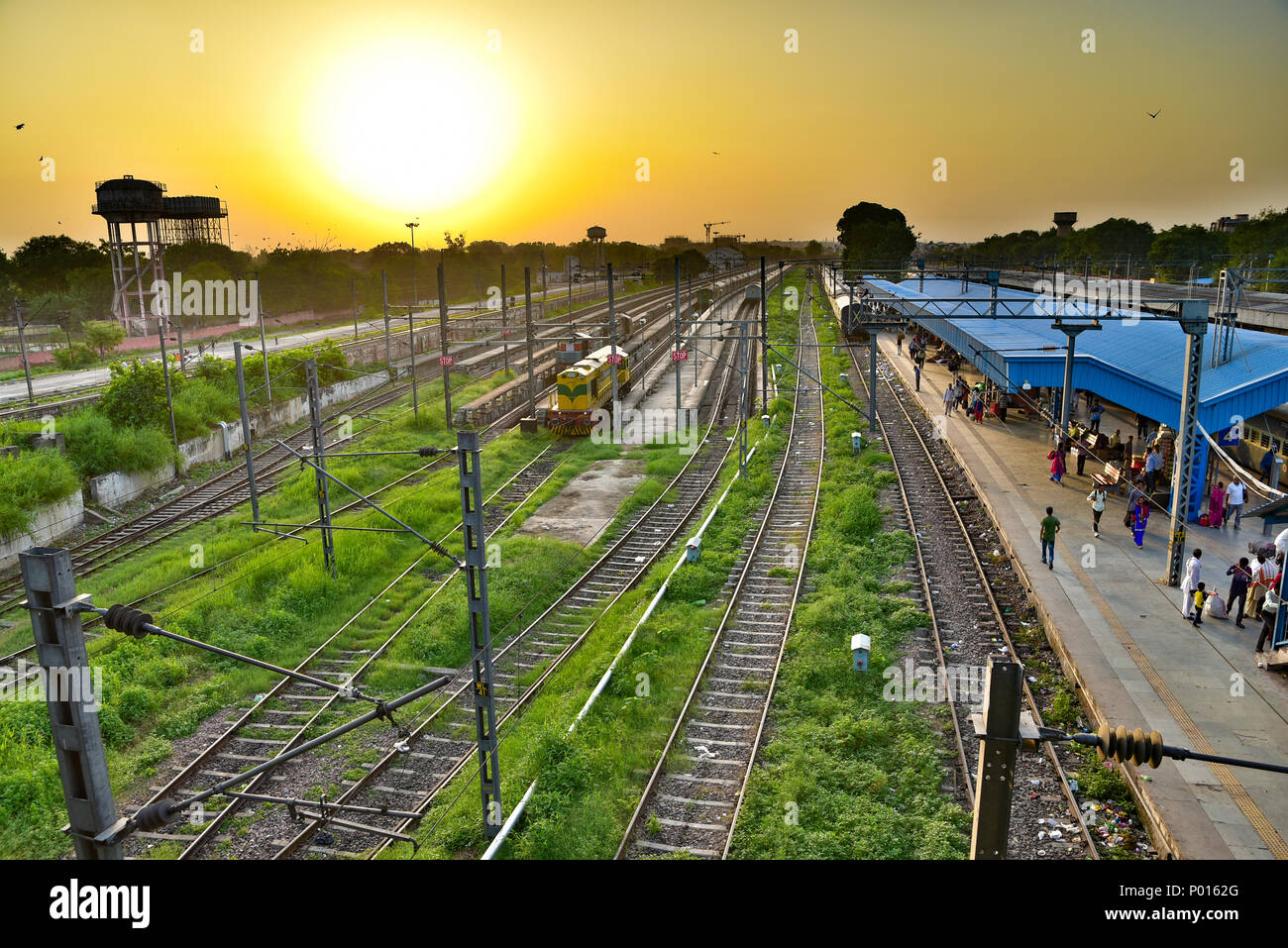 Sonnenaufgang an einem Bahnhof in Indien Stockfoto