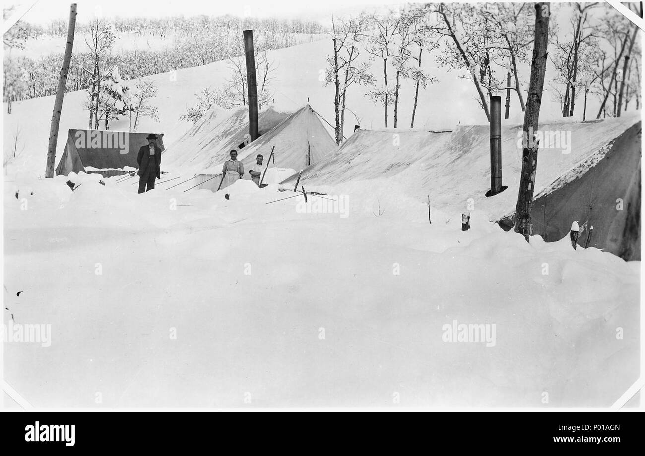 Das Einpflanzen von Camp, Cascade Wasserscheide, unter drei Meter Schnee. - Stockfoto