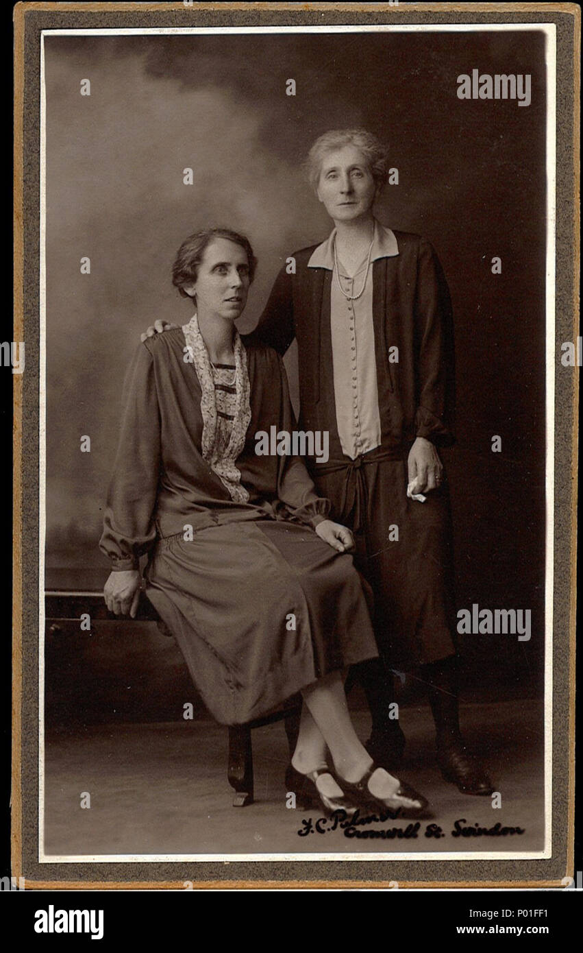 . Portrait Foto von zwei Frauen in Swindon, Wiltshire, England in den 20er oder 30er Jahren. Von der Postkarte in Swindon Datensatz hinterlegt und gescannt und durch sie zu Flickr hochgeladen. Der Fotograf war Fred C. Palmer von Tower Studio, Herne Bay, Kent ca. 1905-1916,- und von 6 Cromwell Street, Swindon ca. 1920-1936. Er wird geglaubt, gestorben 1936-1939 haben. Grenze der verbleibende Rand dieses Bildes ist wichtig für die Forscher von dieser Fotograf. Einige Fotografen schmückten ihre Bilder mehr als andere. Palmer nahm seine eigenen Fotos, entwickelt sie in-house auf Fotopapier und schmückten sie sich. Stockfoto
