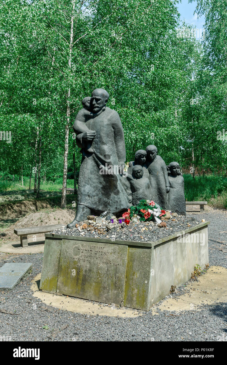 Polen Warschau Denkmal F r Janusz Korczak Auf Dem J dischen Friedhof polen-warschau-denkmal-f-r-janusz-korczak-auf-dem-j-dischen-friedhof