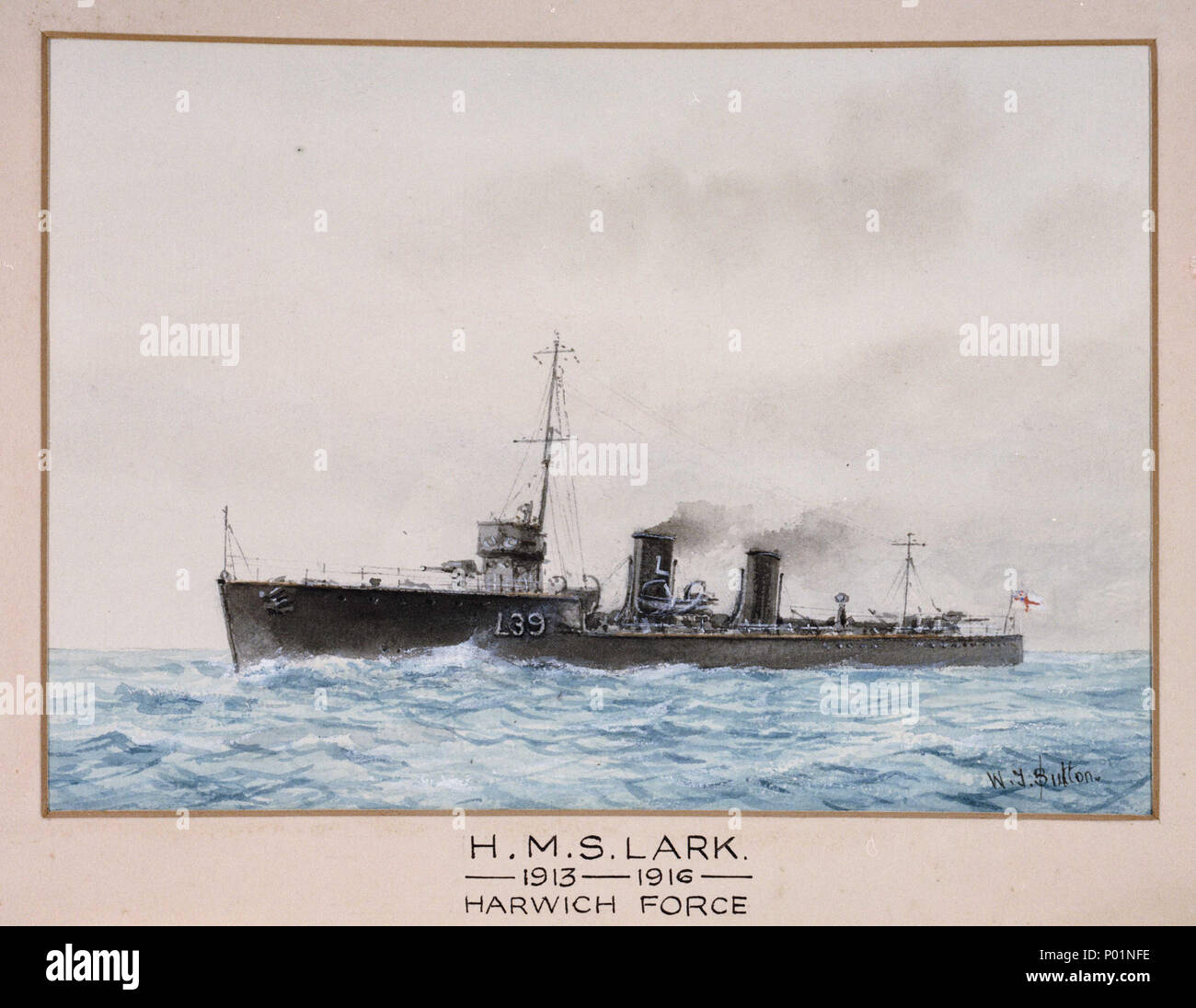 . Deutsch: "H.M.S. Lerche 1913-1916 Harwich Kraft' Schiff Portrait von HMS "Lerche" (1913) von port Seite gezeigt, mit Geschwindigkeit durch mäßig raue Wasser reisen. 'Lerche' war ein Laforey-Klasse Zerstörer, gebaut von Yarrow Shipbuilders in Scotstoun. Ursprünglich HMS 'hochmütiges' benannt, sie umbenannt wurde kurz nach dem Start. "Die Lerche", Rumpf dunkel ist grau mit weißen Buchstaben und Ziffern zur Angabe ihrer Klasse und Anzahl. Zwei Ihrer 4-Zoll QF Mark IV Waffen können Sie auf der vorderen und hinteren Decks und Rauch aus dem Kessel ihre Zwillingsschwester einschalten Welle Brown-Curtis Turbine engines Streams zurück von ihr zwei Trichtern gesehen werden. Die L Stockfoto