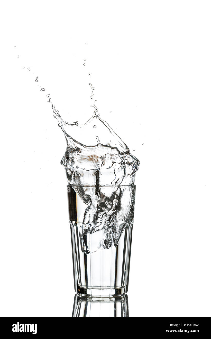 Foto der Glas Wasser mit Eiswürfeln Stockfoto