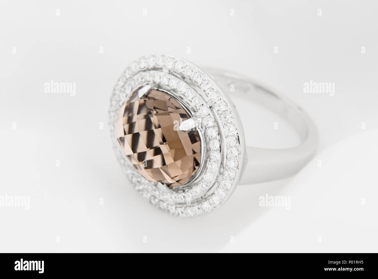 White Gold Ring mit Diamanten und Smoky Topaz Stockfoto