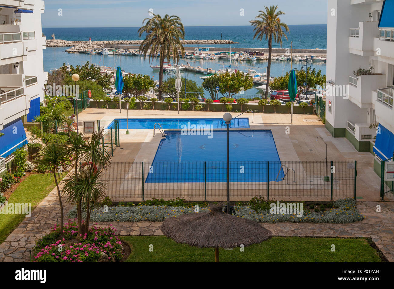 Schwimmbad in Esterpona Apartment Gebäude Stockfoto