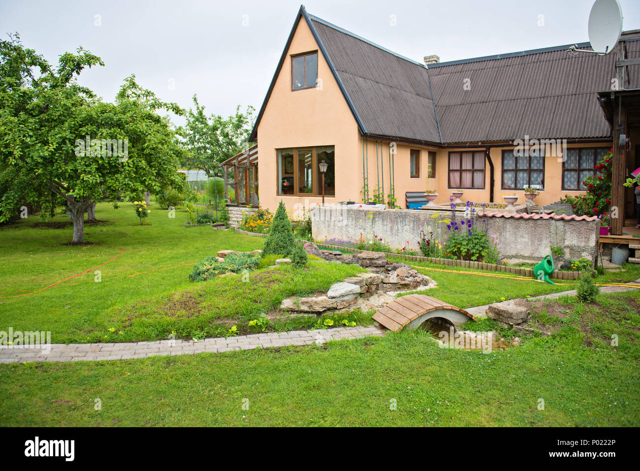 Moderne Garten Mit Grunem Gras Und Gartenhaus Stockfoto Bild