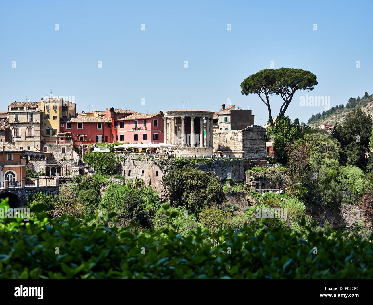 Malerischer Blick von Green Villa Gregoriana Park von niedlichen antiken römischen Tempel in Tivoli Stockfoto