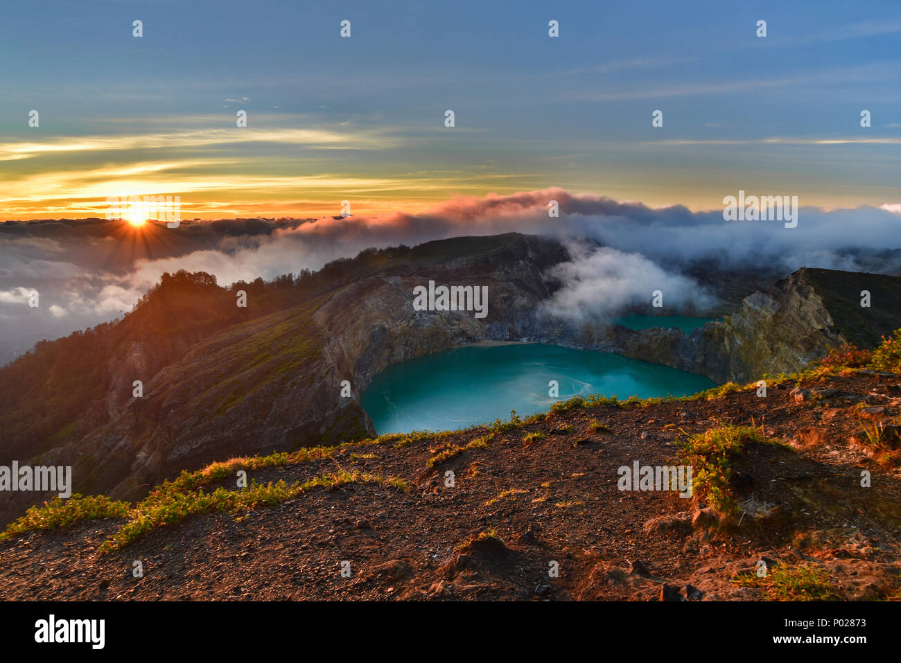 Sonnenaufgang über dem Berg Kelimutu Vulkan Crater Lake, Flores, Indonesien Stockfoto