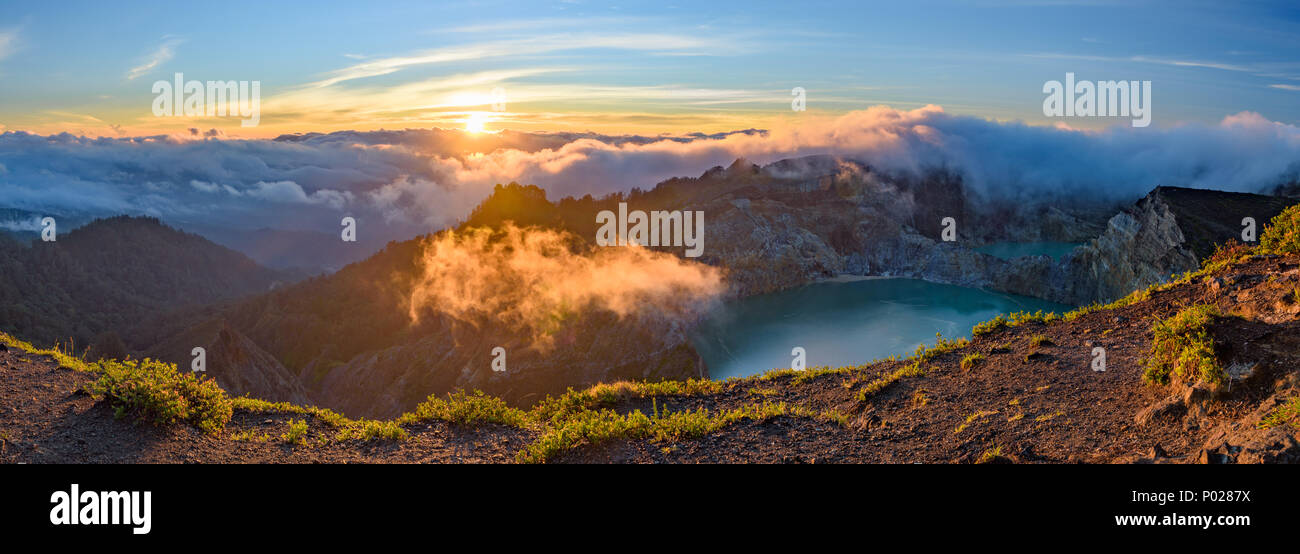 Sonnenaufgang über dem Berg Kelimutu Vulkan Crater Lake, Flores, Indonesien Stockfoto