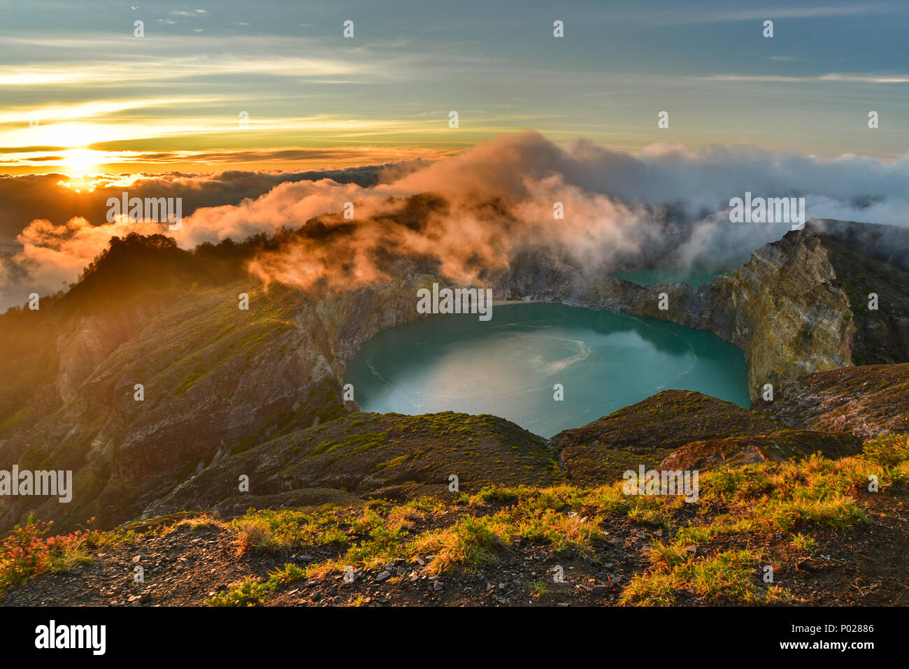 Sonnenaufgang über dem Berg Kelimutu Vulkan Crater Lake, Flores, Indonesien Stockfoto