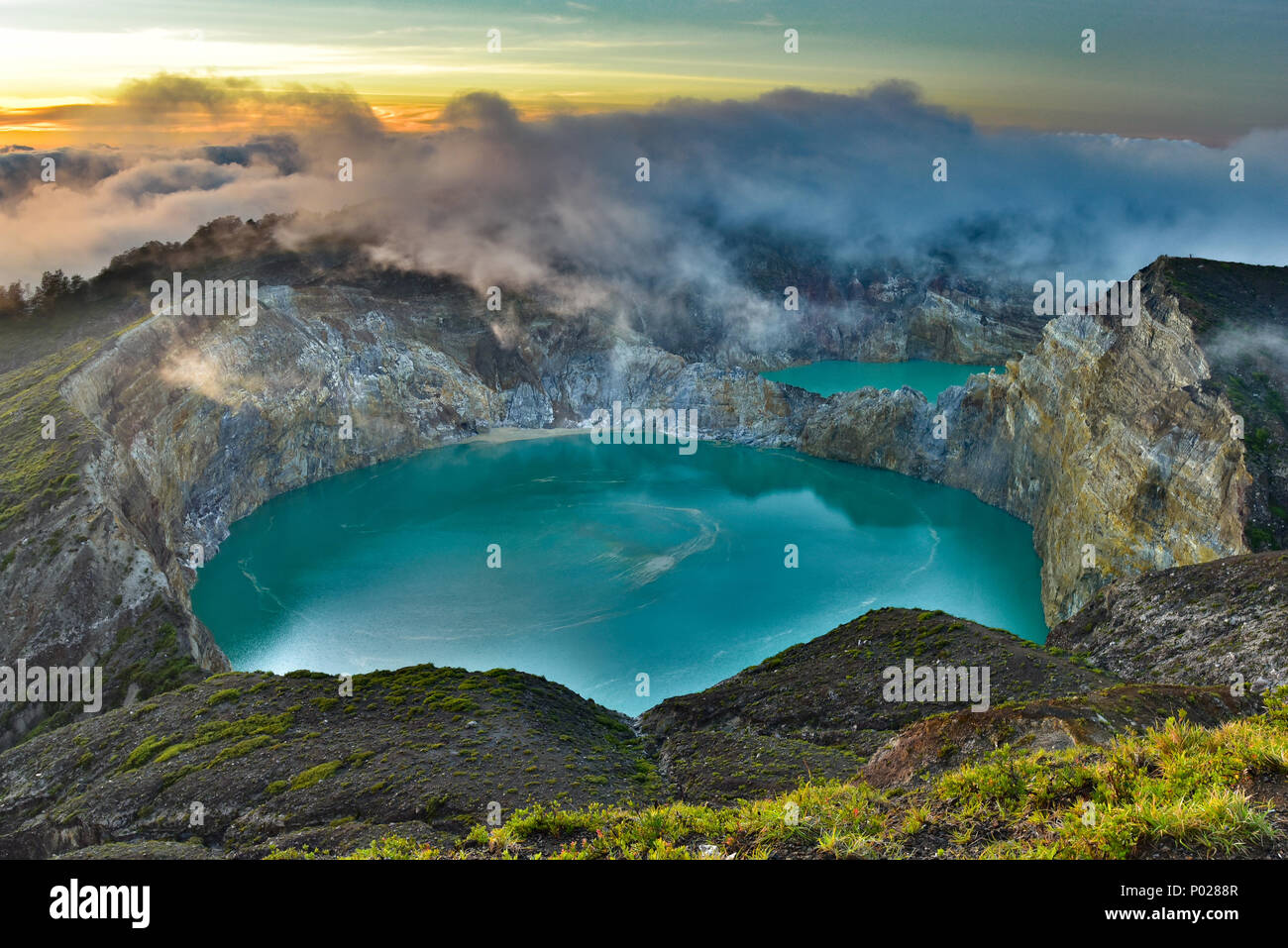 Sonnenaufgang über dem Berg Kelimutu Vulkan Crater Lake, Flores, Indonesien Stockfoto