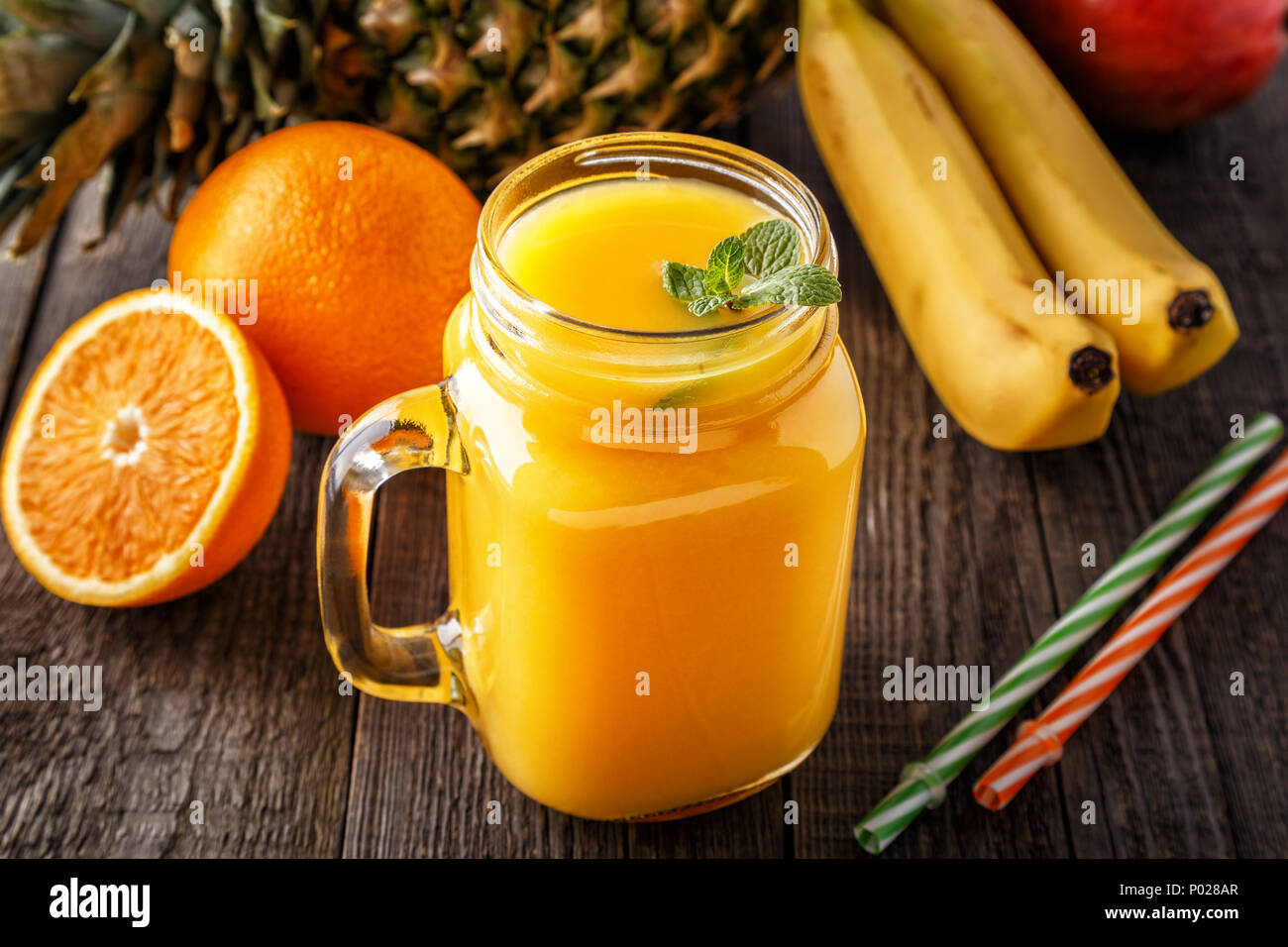 Glas Smoothie mit Obst, selektiven Fokus. Detox, Diätkost, vegetarisches Essen, gesundes Essen Konzept. Stockfoto