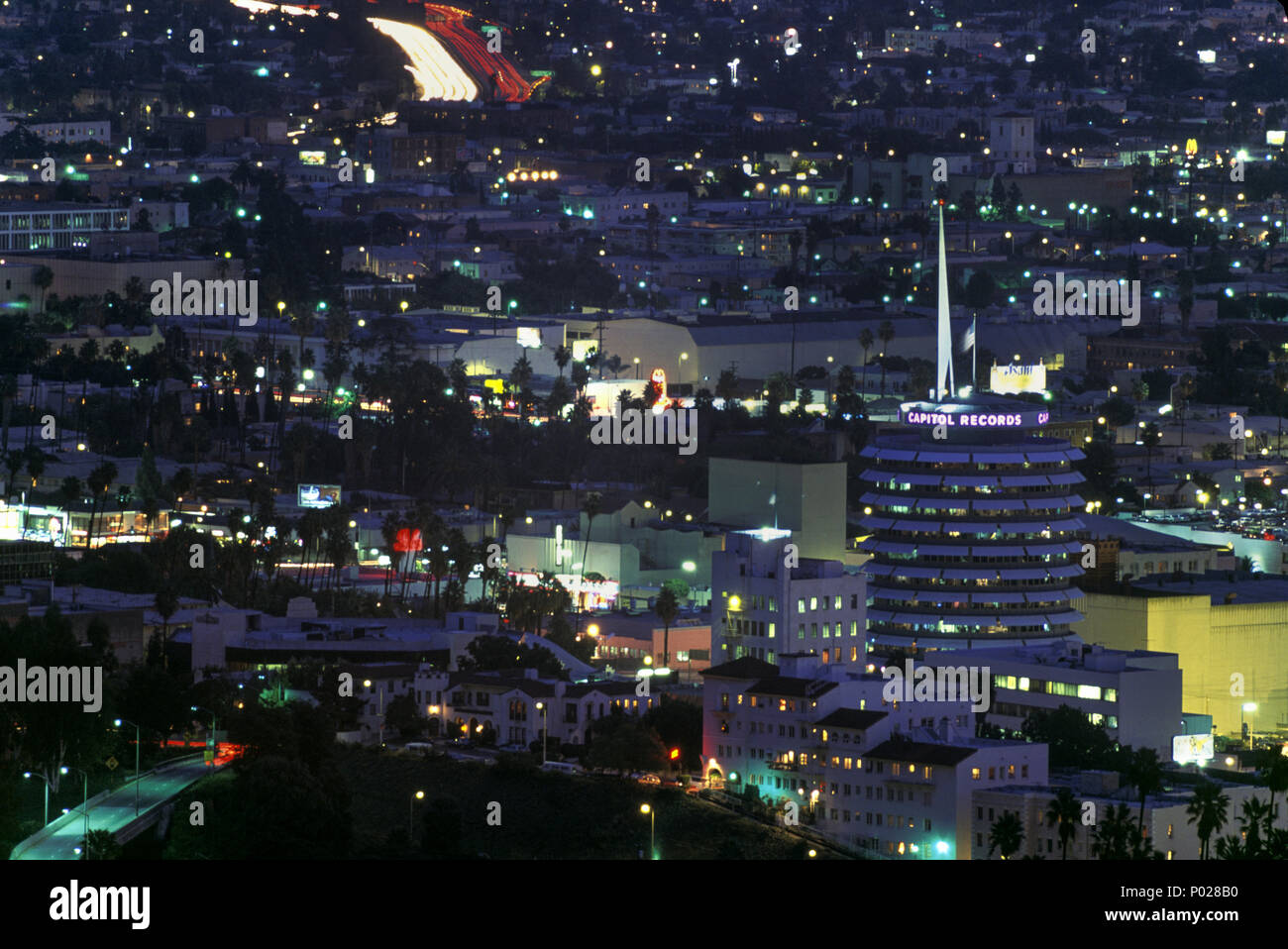 1992 HISTORISCHE CAPITOL RECORDS BUILDING TOWER (©WELTON BECKET ASSOCS 1956) HOLLYWOOD LOS ANGELES KALIFORNIEN USA Stockfoto