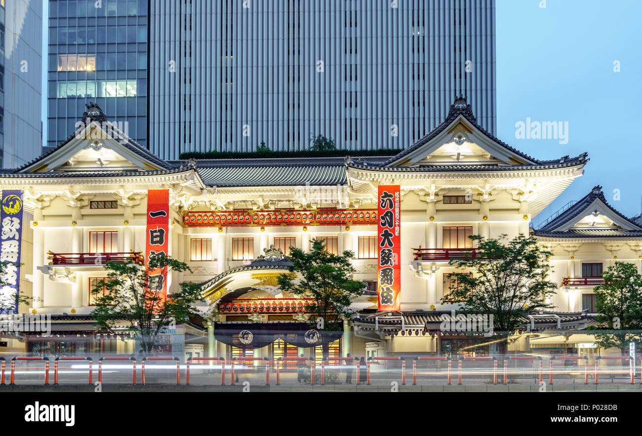 TOKYO, Japan - 30. MAI 2015: Lange Belichtung mit unscharfen Auto vor Kabukiza Theater Fassade in Tokio, Japan Stockfoto