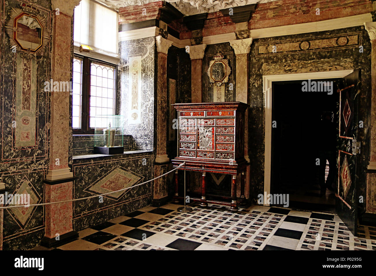 Kopenhagen, Dänemark - Mai 17, 2018 Blick auf den Marmor Saal von Schloss Rosenborg in Kopenhagen mit einem kostbaren Schrank von Schildpatt und Silber Stockfoto