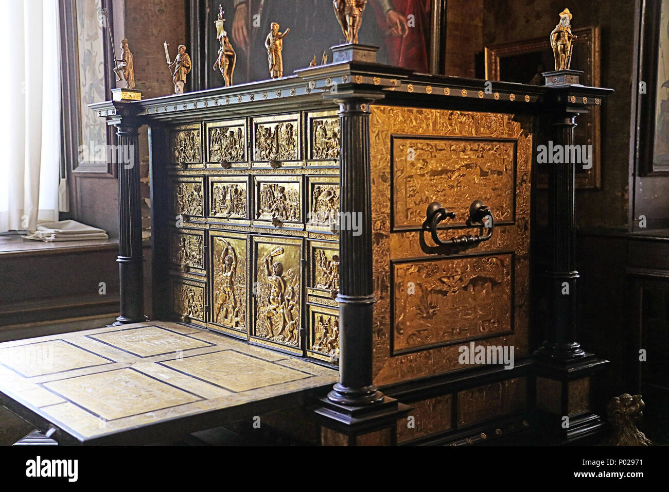 Kopenhagen, Dänemark - 17 Mai, 2018 Scriptor in Ebenholz mit vergoldeter Bronze Reliefs mit mythologischen Szenen, datiert 1580 auf Schloss Rosenborg in Copenha Stockfoto