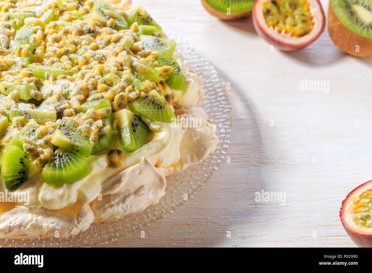 Baiser Pavlova mit Schlagsahne und frischen Kiwi, Passionsfrucht, selektiven Fokus. Stockfoto