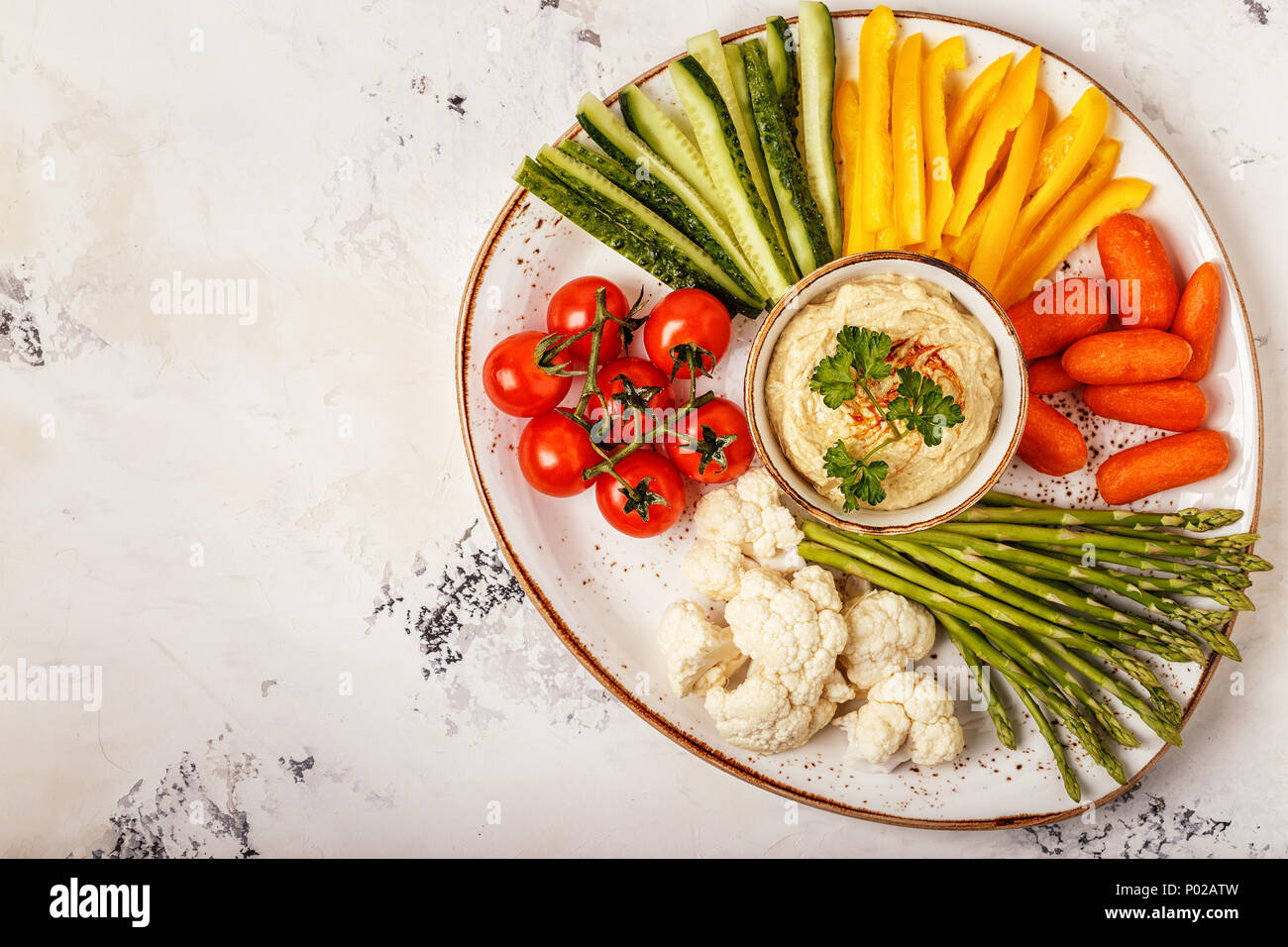 Gesunde hausgemachte Hummus mit frischem Gemüse. Konzept der gesunde, vegetarische Gerichte, Diät essen. Stockfoto