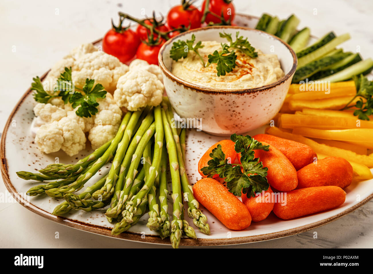 Gesunde hausgemachte Hummus mit frischem Gemüse. Konzept der gesunde, vegetarische Gerichte, Diät essen. Stockfoto