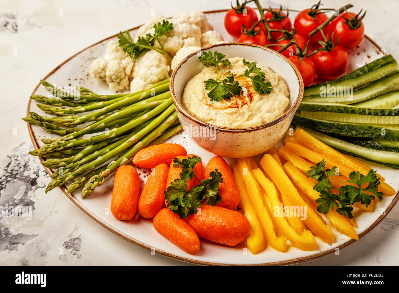 Gesunde hausgemachte Hummus mit frischem Gemüse. Konzept der gesunde, vegetarische Gerichte, Diät essen. Stockfoto