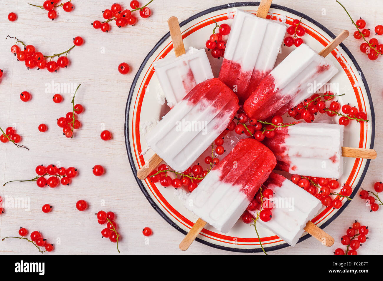 Hausgemachte Beeren und Kokosmilch Eis am Stiel, Ansicht von oben. Stockfoto