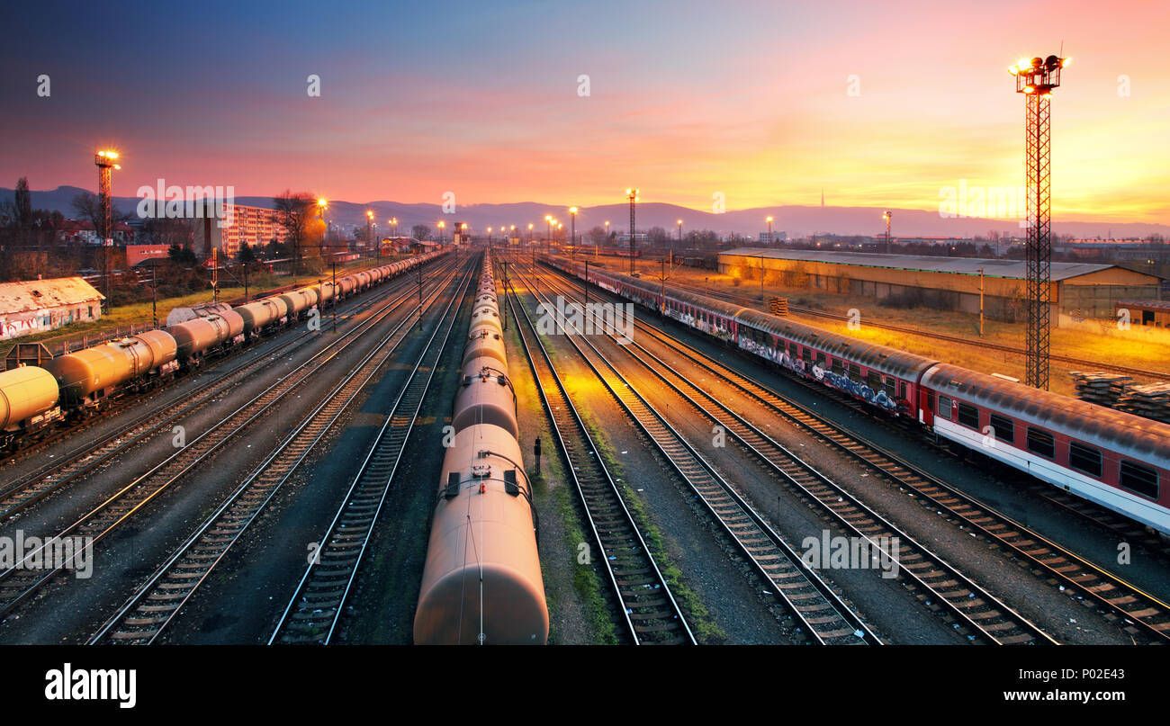 Cargo freigt Train Bahnhof in der Dämmerung Stockfoto