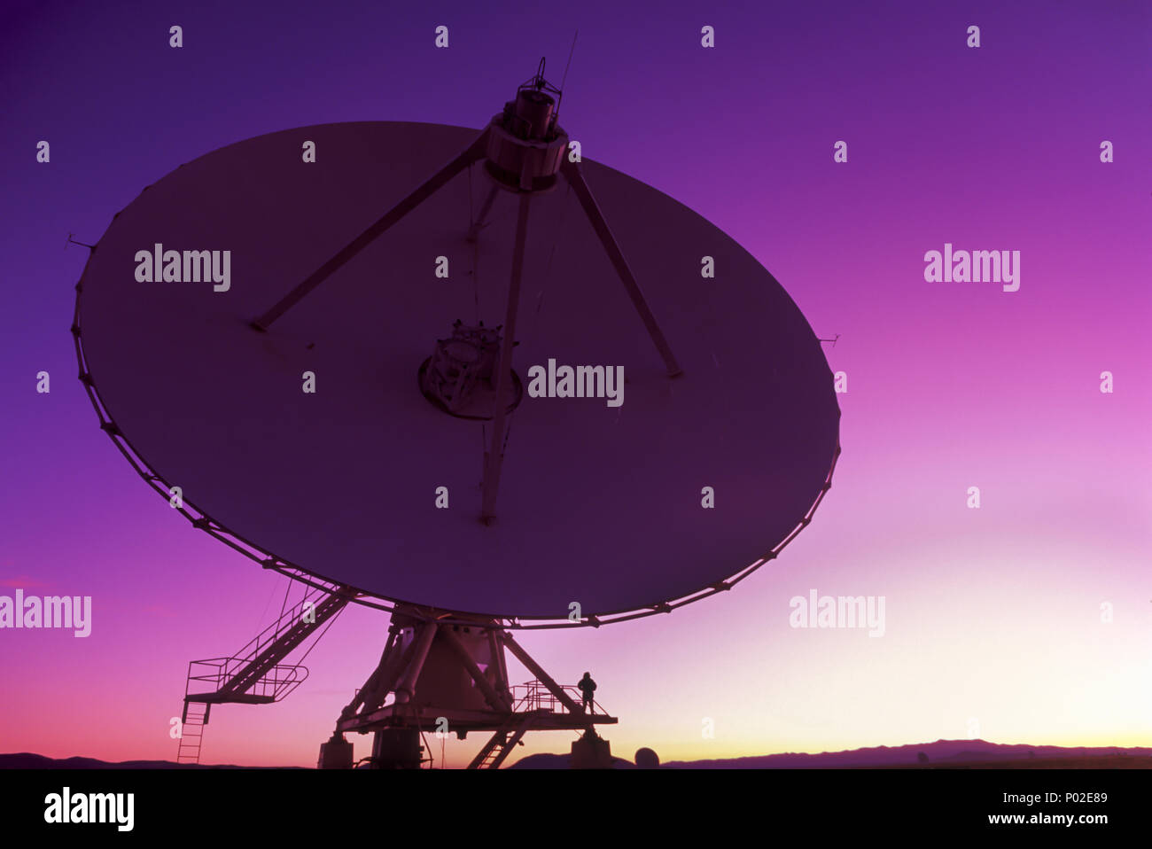 1992 historische PERSON, DIE AUF RADIO TELESKOP SATELLITENSCHÜSSEL SAN AUGUSTINE PLAIN NEW MEXIKO USA Stockfoto