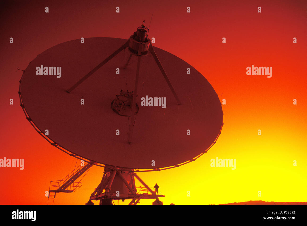 1992 historische PERSON, DIE AUF RADIO TELESKOP SATELLITENSCHÜSSEL SAN AUGUSTINE PLAIN NEW MEXIKO USA Stockfoto