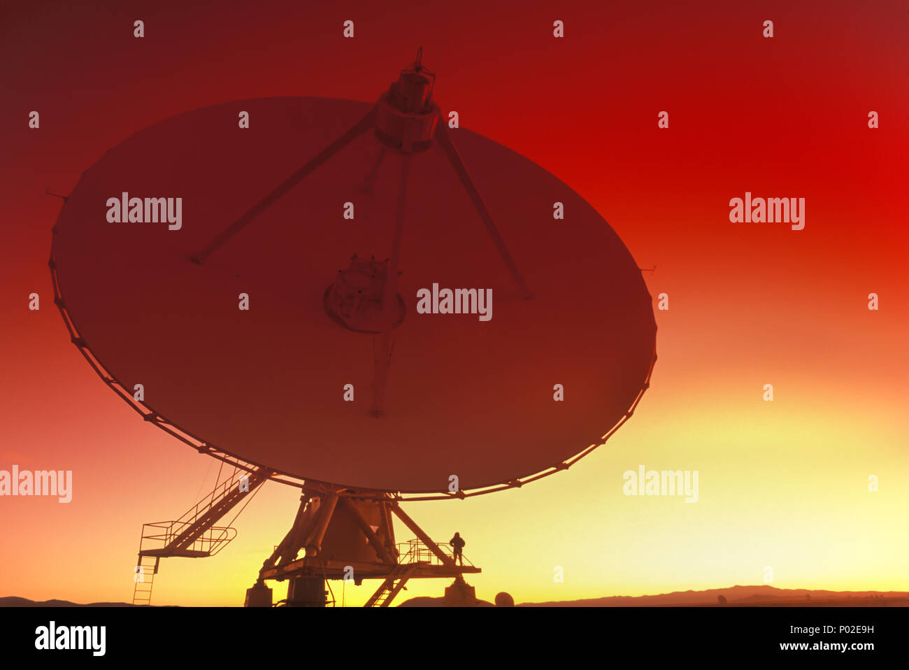 1992 historische PERSON, DIE AUF RADIO TELESKOP SATELLITENSCHÜSSEL SAN AUGUSTINE PLAIN NEW MEXIKO USA Stockfoto