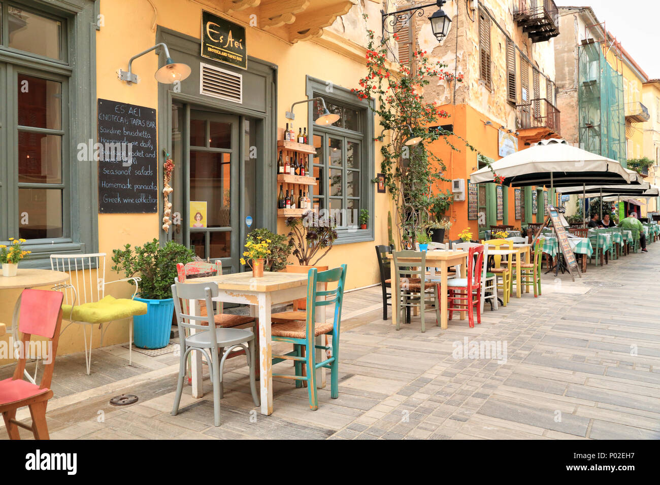 Griechischer Kaffee Bar, 'Es Aei', Enoteca und Tapas Bar, bunte Nafplio Wein Bar, Griechenland Stockfoto