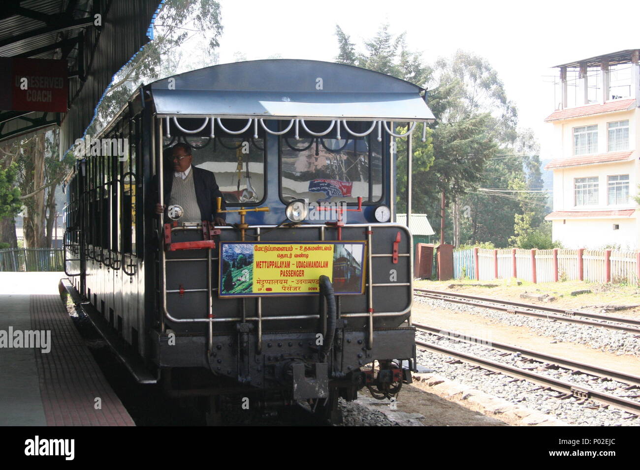 Lokführer auf Nilgiri Mountain Railway in Ooty, Indien Stockfoto