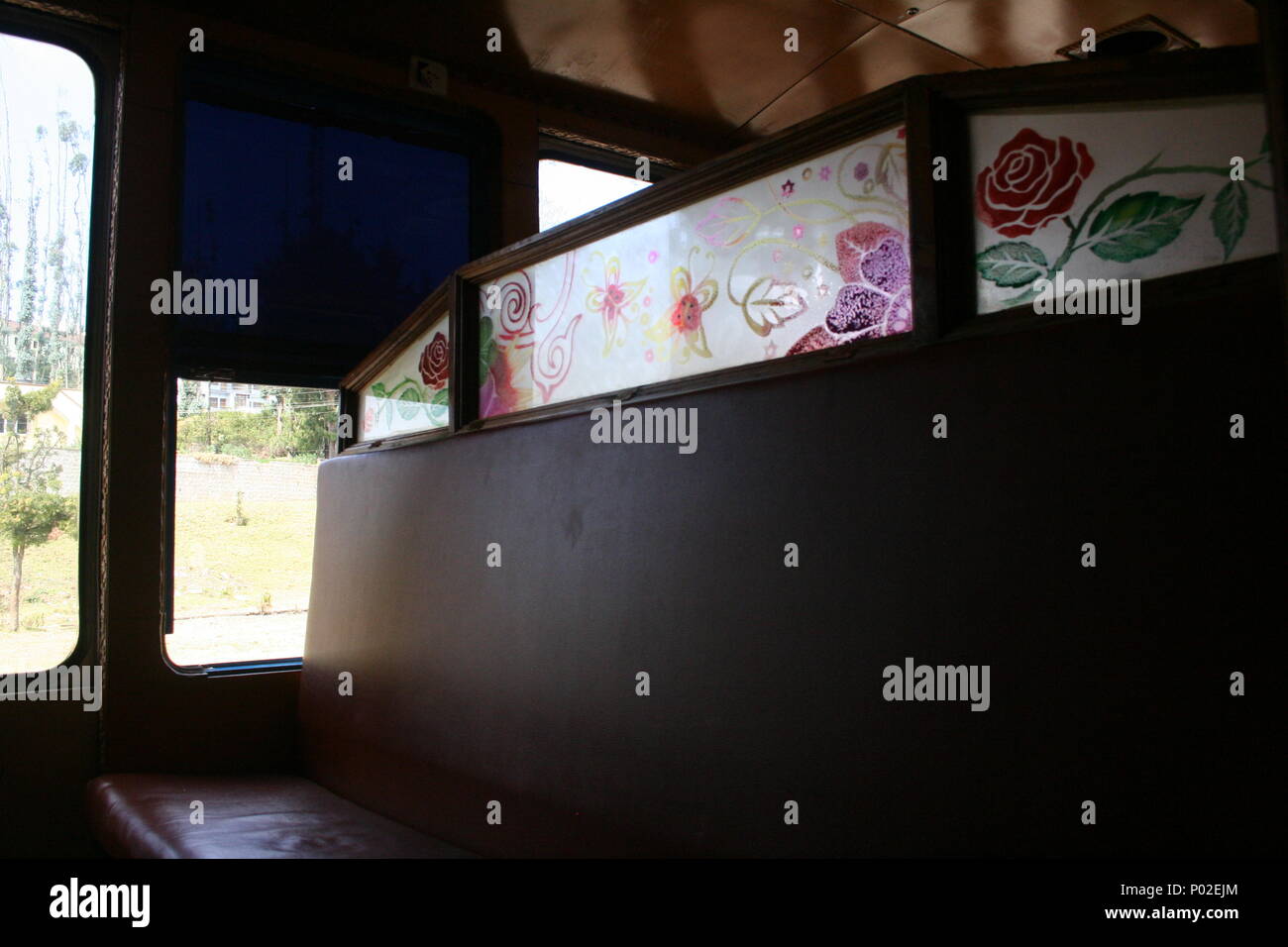 Blumen Glas Detail im Waggon, Nilgiri Mountain Railway, Tamil Nadu, Indien Stockfoto