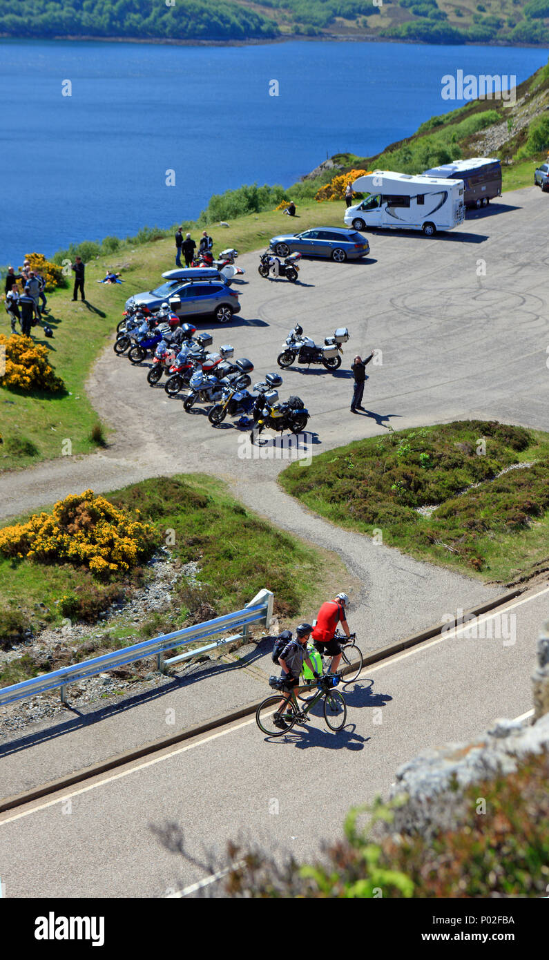Kylesku Brücke Parkplatz und Aussichtspunkt mit Biker und Wohnmobile und Teil der Nordküste 500 route gefüllt. Stockfoto