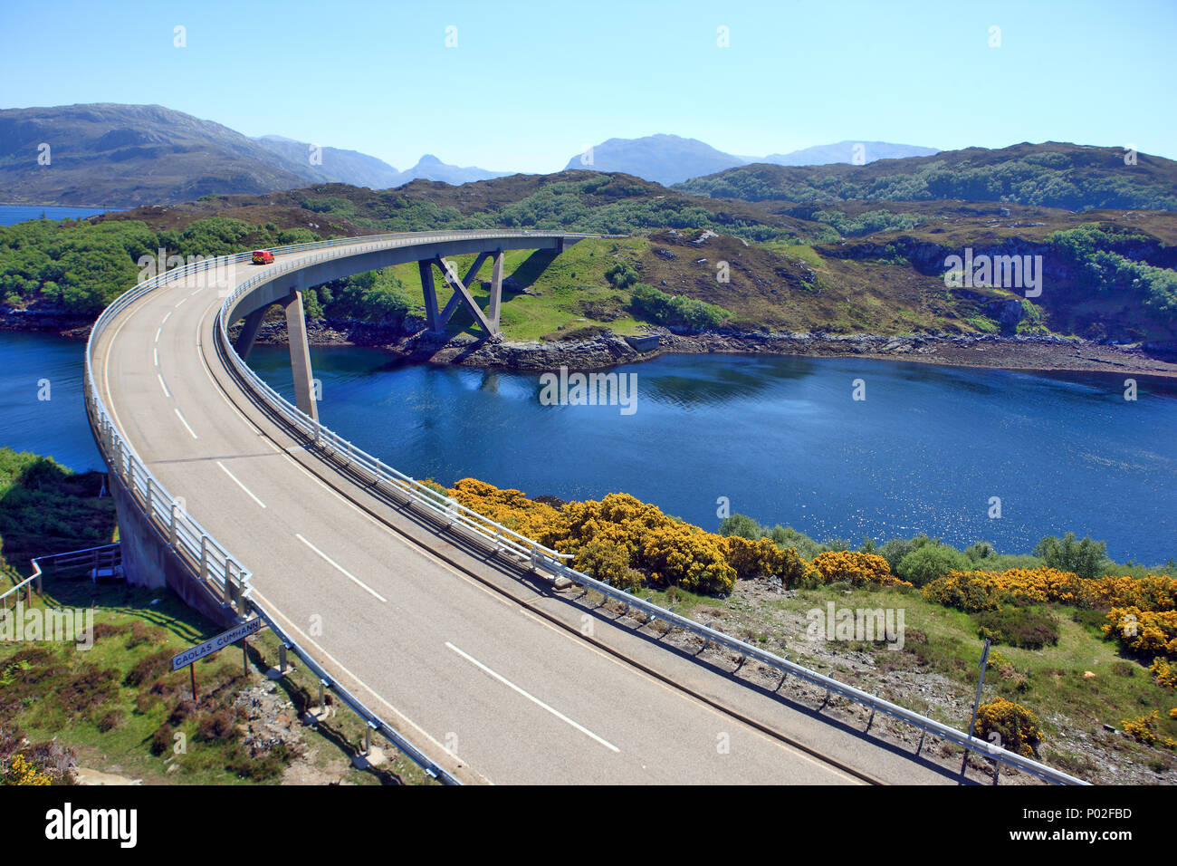 Kylesku Brücke, Spanning Loch ein 'Chàirn Bhàin in Sutherland, Schottland. Stockfoto