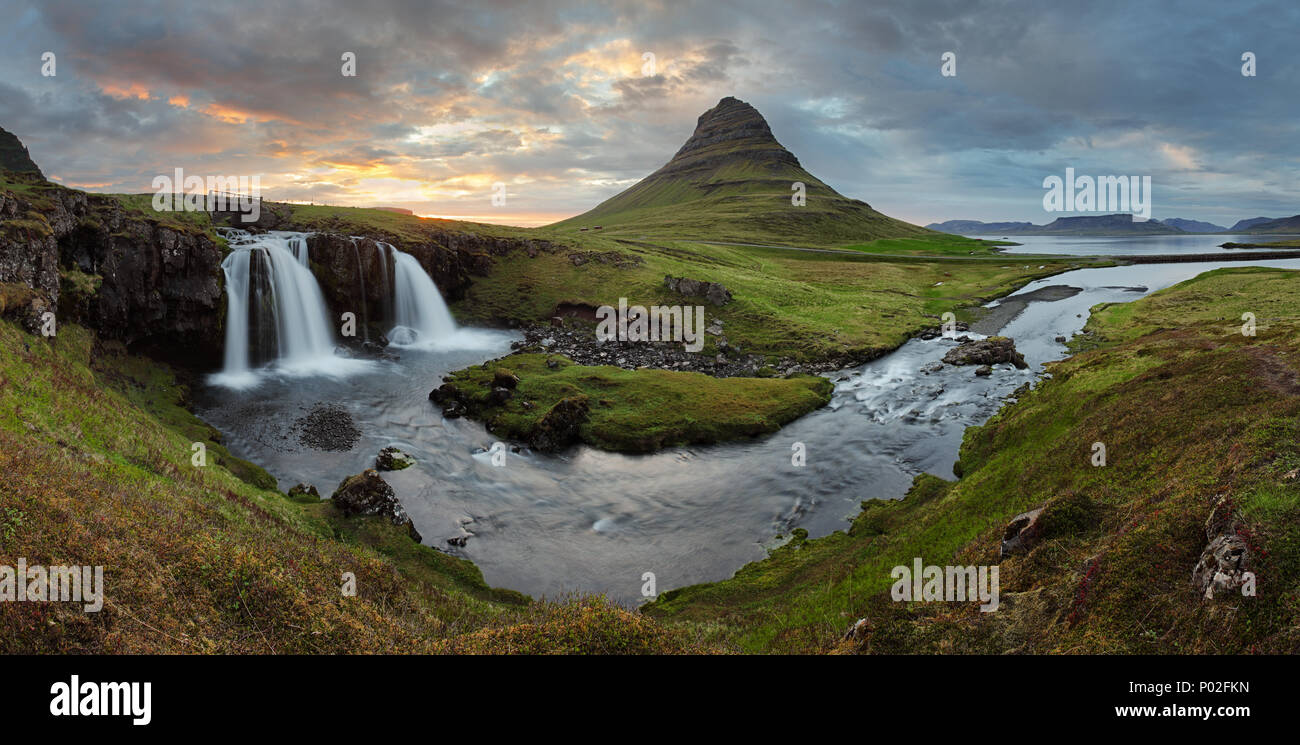 Island Landschaft mit Vulkan und Wasserfall Stockfoto