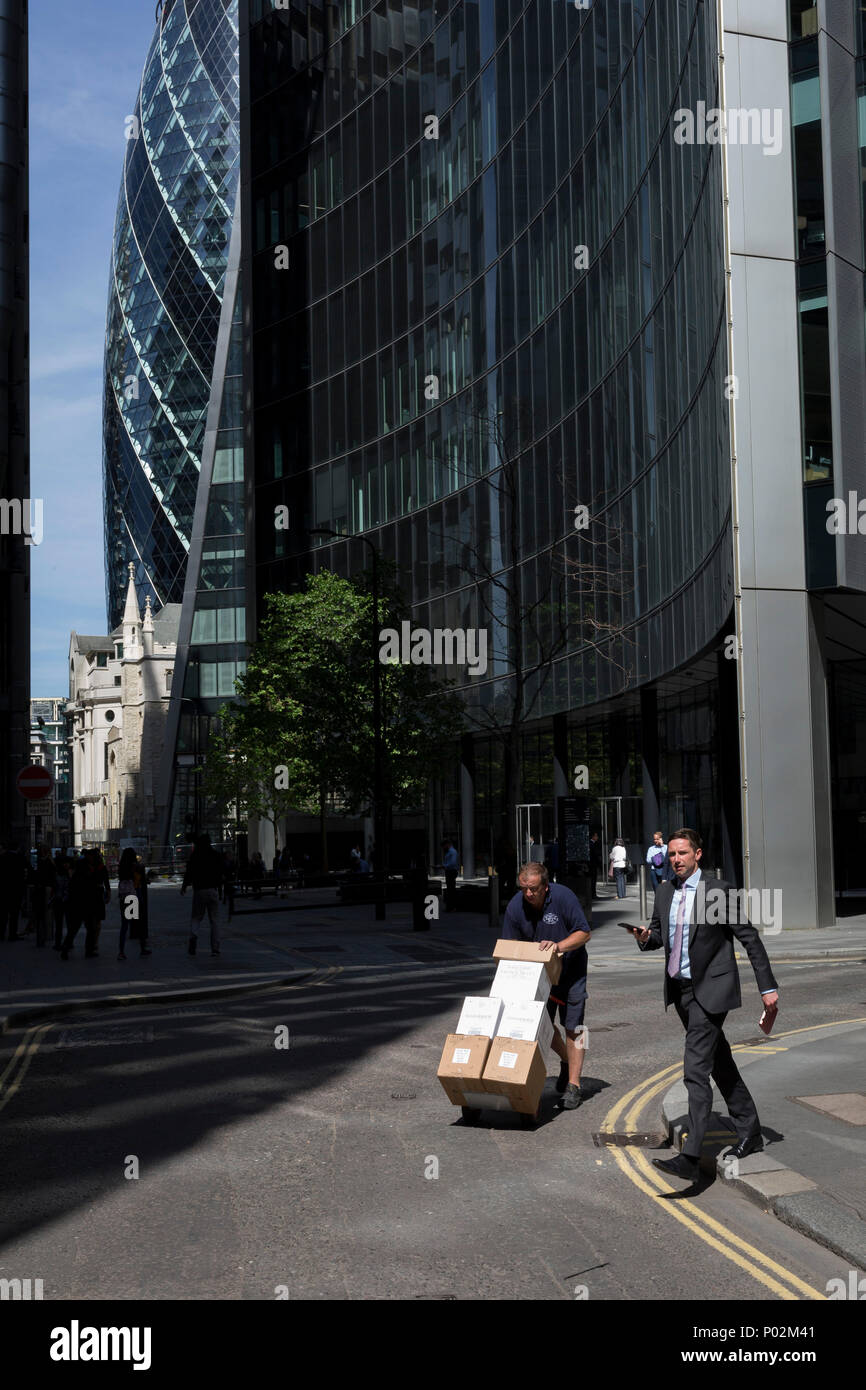 Eine Lieferung der Mensch und Geschäftsmann Wege kreuzen in der Londoner City - der Capital District, am 6. Juni 2018 in London, England. Stockfoto